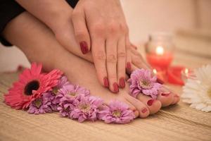 vrouw voeten en handen Bij spa salon foto