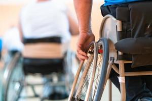 dichtbij omhoog foto van rolstoelen en gehandicapten oorlog veteranen spelen basketbal Aan de rechtbank