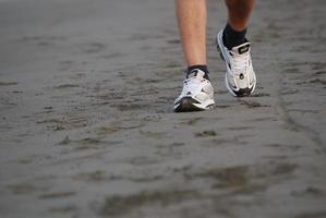 Mens wandelen Aan strand foto