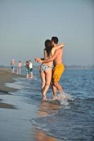 gelukkig jong koppel veel plezier op het strand foto