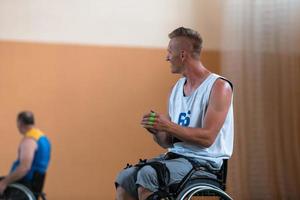 een foto van een oorlog veteraan spelen basketbal met een team in een modern sport- arena. de concept van sport voor mensen met handicaps