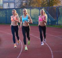 atleet vrouw groep rennen Aan atletiek ras bijhouden foto