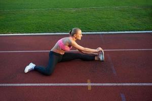 sportief vrouw Aan atletisch ras bijhouden foto