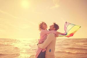 paar genieten van tijd samen Bij strand foto