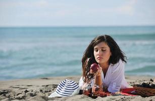 gelukkig jong vrouw Aan strand foto