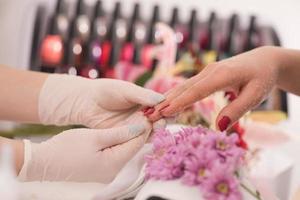 vrouw handen ontvangen een manicure foto