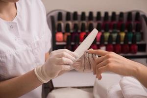 vrouw handen ontvangen een manicure foto