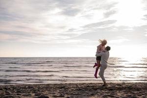 liefhebbend jong paar Aan een strand Bij herfst zonnig dag foto