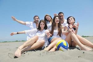 gelukkig jong mensen groep hebben pret Aan strand foto