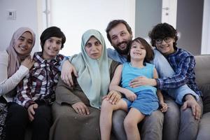 moslim familie portret Bij huis foto