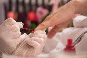 vrouw handen ontvangen een manicure foto