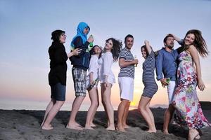 groep van jong mensen genieten zomer partij Bij de strand foto