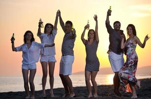 groep van jong mensen genieten zomer partij Bij de strand foto