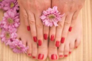 vrouw voeten en handen Bij spa salon foto