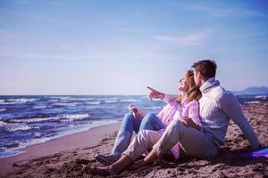 jong paar genieten van tijd samen Bij strand foto