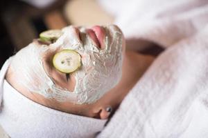 vrouw is krijgen gelaats klei masker Bij spa foto