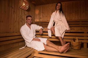 paar ontspannende in de sauna foto