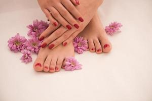 vrouw voeten en handen Bij spa salon foto