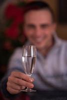 gelukkig jong Mens met een glas van Champagne foto