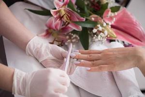 vrouw handen ontvangen een manicure foto