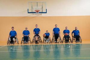 foto van de basketbal team van oorlog invaliden met professioneel sport- uitrusting voor mensen met handicaps Aan de basketbal rechtbank