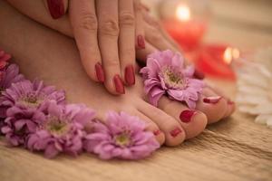 vrouw voeten en handen Bij spa salon foto