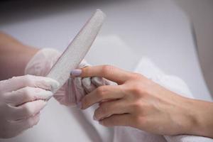 vrouw handen ontvangen een manicure foto