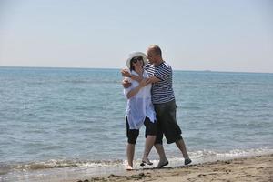 gelukkig jong koppel veel plezier op het strand foto