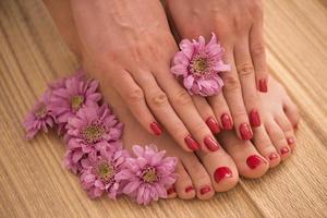 vrouw voeten en handen Bij spa salon foto