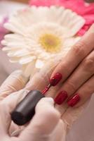 vrouw handen ontvangen een manicure foto