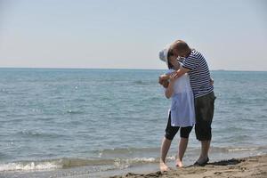 gelukkig jong koppel veel plezier op het strand foto