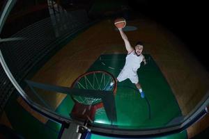 basketbalspeler in actie foto