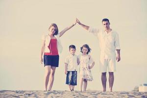 familie Aan strand tonen huis teken foto