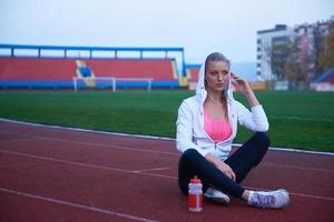 sportief vrouw Aan atletisch ras bijhouden foto
