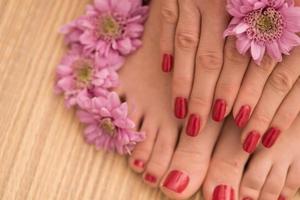 vrouw voeten en handen Bij spa salon foto