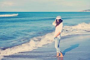 gelukkig jong vrouw Aan strand foto