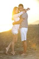 gelukkig jong paar hebben romantisch tijd Aan strand foto