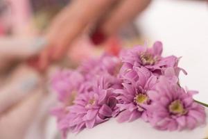 vrouw handen ontvangen een manicure foto