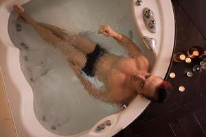 Mens ontspannende in de jacuzzi foto