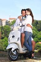 portret van gelukkig jong liefde paar Aan scooter genieten van zomer tijd foto