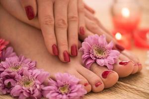 vrouw voeten en handen Bij spa salon foto