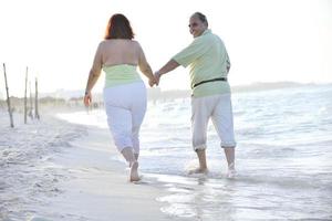 gelukkig senioren paar Aan strand foto