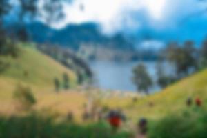 wazig visie van meer ranu kumbol, semeru berg. bokeh achtergrond in zomer, groen natuur concept foto