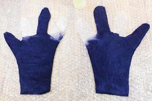 gedeeltelijk vormig nat handschoenen Aan mat foto