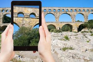 toerist nemen foto van pont du Gard