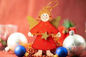 een decoratief engel voor een Kerstmis boom omringd door andere decoraties foto