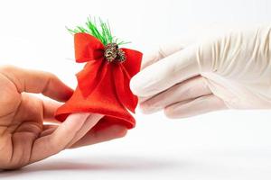 handen symboliseert de Cursus van vakantie gedurende de coronavirus periode. Kerstmis banier met plaats voor tekst. foto