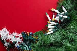 divers decoraties voor de Kerstmis boom Aan een rood achtergrond met plaats voor tekst foto