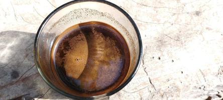 vers gebrouwen zwart koffie in een glas kop foto