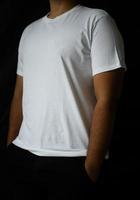 mannen slijtage duidelijk t-shirts voor mockups Sjablonen. blanco t-shirt voor voorkant kant ontwerp foto